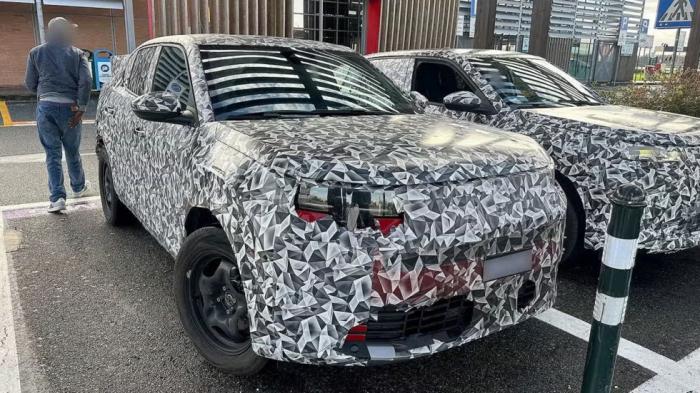 Το Fiat Grande Panda Fastback εντοπίστηκε ξανά πριν το ντεμπούτο του